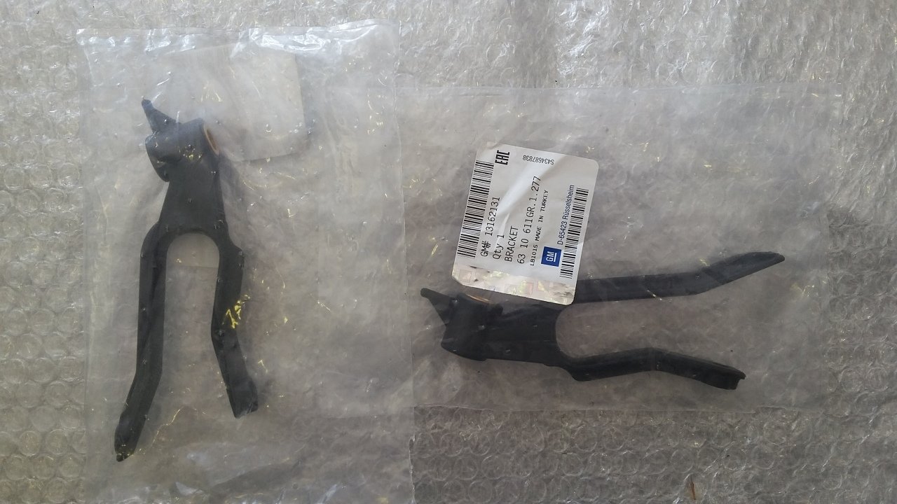 Opel Astra H Radyatör Ayağı ( Lastiğİ - Braketi ) Üst